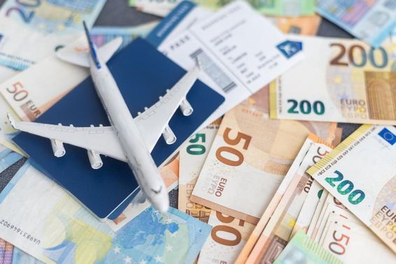 Repülőjegyek ára, euró bankjegyek.