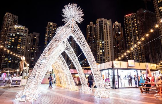 Gyönyörűen kivilágított dekorációk a dubai bevásárló fesztiválra.