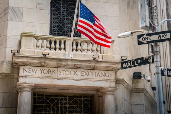 New York-i tőzsde a Wall Street és a New Street sarkán.