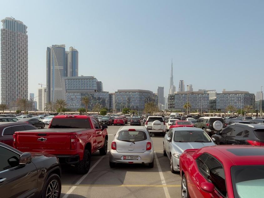 Kilátás a modern irodaépületekre Dubaiban a parkolóból.