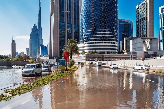 Dubai, heves esőzés és elárasztott utca.