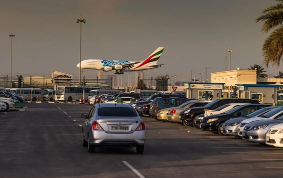 Az Emirates Airlines repülőgépe leszáll a Dubai Nemzetközi Repülőtér 2-es terminálján.