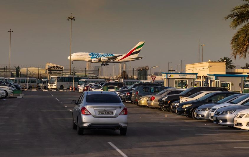 Az Emirates Airlines repülőgépe leszáll a Dubai Nemzetközi Repülőtér 2-es terminálján.