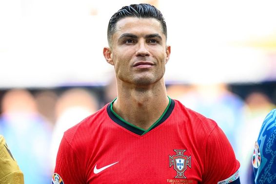 Cristiano Ronaldo piros focimezben.
