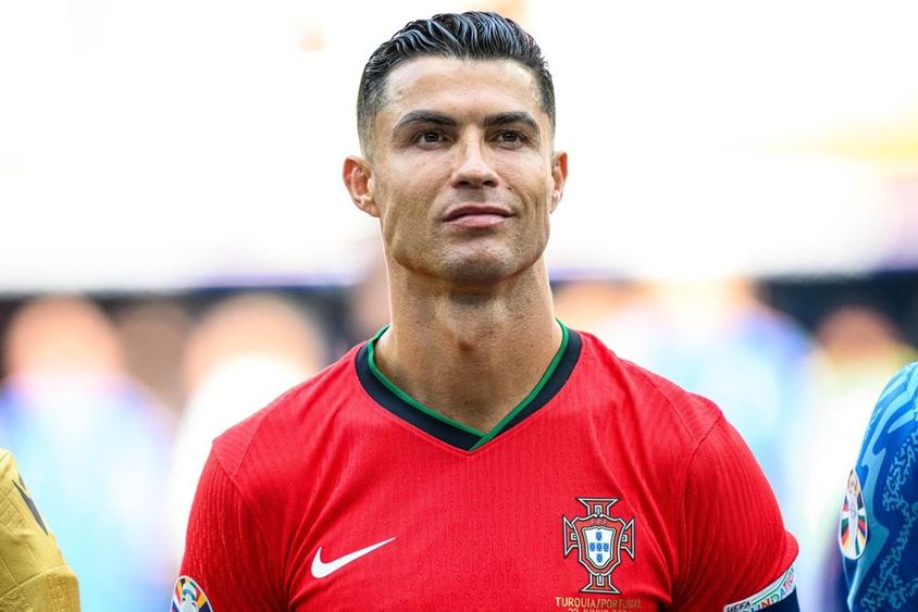 Cristiano Ronaldo piros focimezben. 