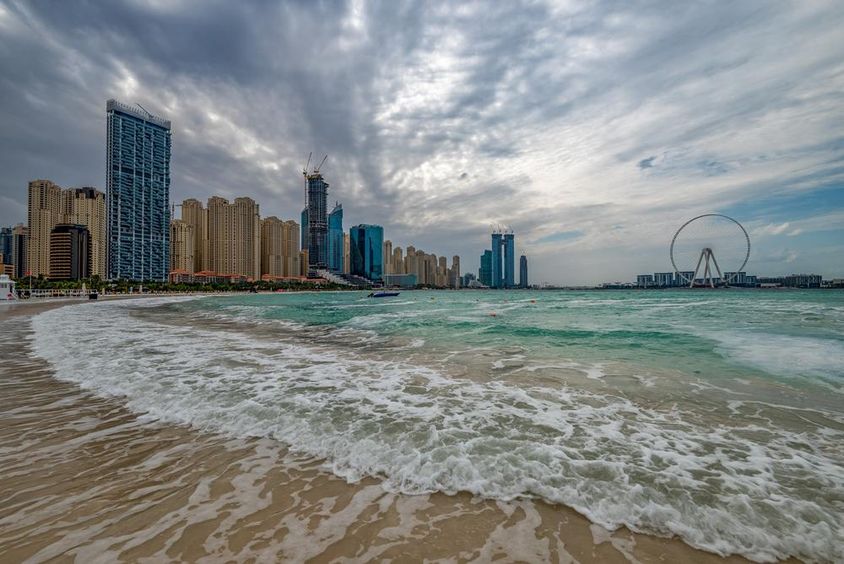 Rossz idő Dubaiban, esővel, erős széllel és hullámokkal a tengerparton.