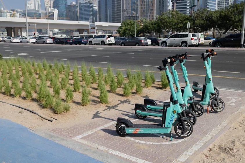 Elektromos rollerek parkolója Dubaiban.