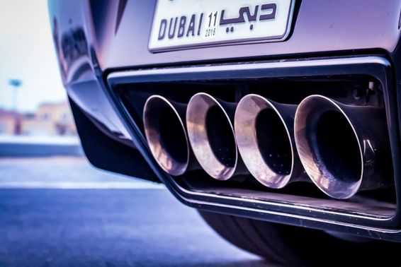 Egy sportkocsi kipufogócsövei Dubaiban.