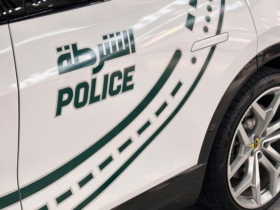 Dubai rendőrautó parkol az utcán.