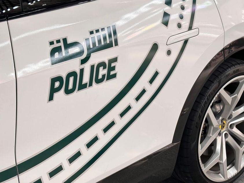 Dubai rendőrautó parkol az utcán.