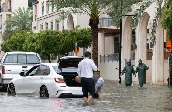 Árvíz Dubaiban egy heves esőzés során.