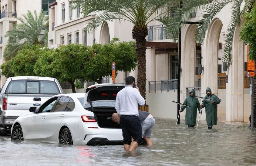Árvíz Dubaiban egy heves esőzés során.