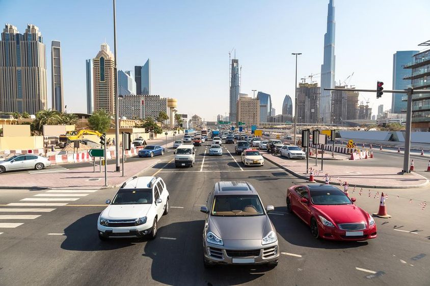 Sheikh Zayed út Dubaiban egy nyári napon.