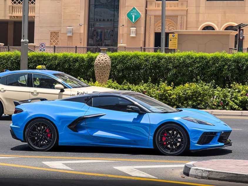 Kék Chevrolet Corvette C8.