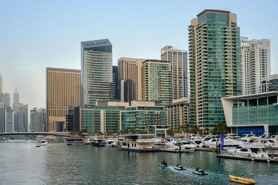 Esti kilátás a csatornára, a kikötőre hajókkal, Dubai sétányára és felhőkarcolóira.