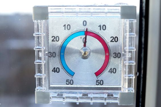 Egy kültéri négyzet alakú hőmérő 1 Celsius-fokot mutat.