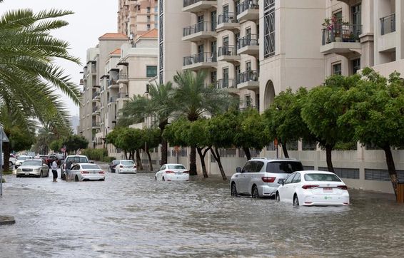Árvíz Dubaiban egy heves esőzés során.