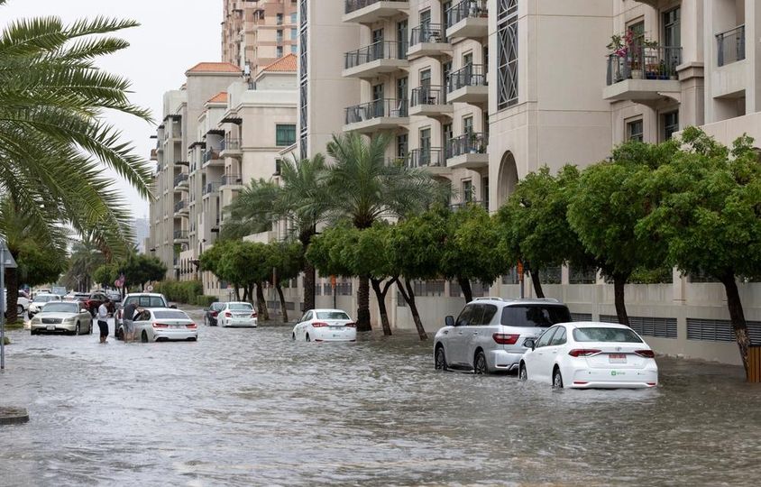 Árvíz Dubaiban egy heves esőzés során.