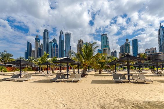 Jumeirah strand, kilátással a Dubai Marina látképére.