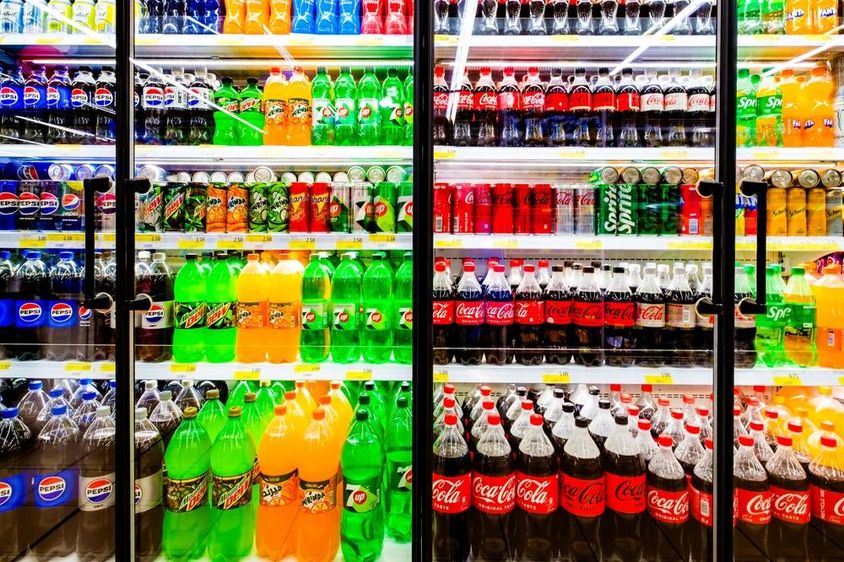 Különféle szénsavas cukros italok árusítása a szupermarketben.