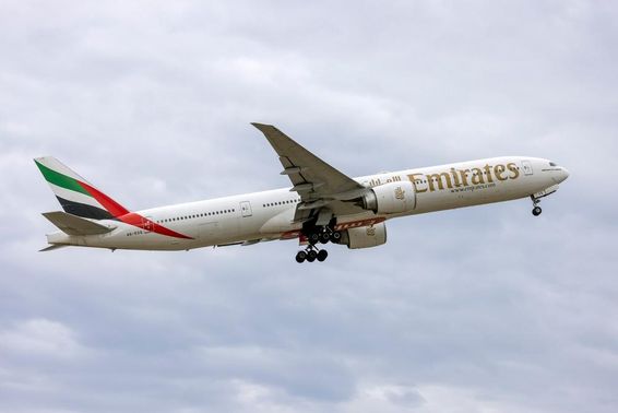 Emirates Boeing 777-31H-ER felszállás közben.