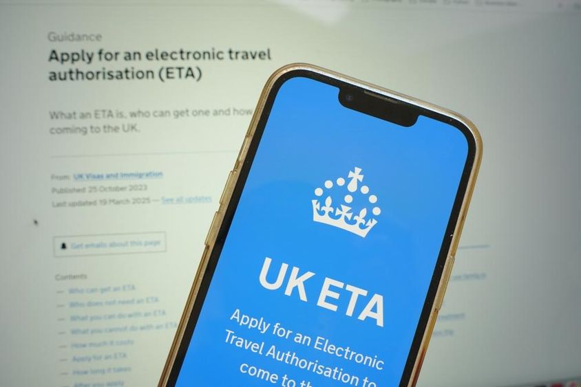 Mobiltelefon, az Egyesült Királyság elektronikus utazási engedélyének (ETA) igényléséhez.