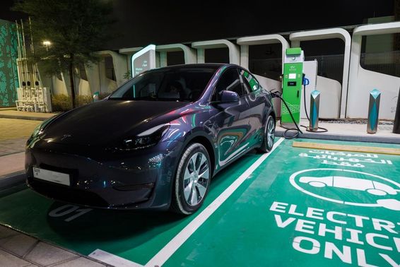 Elektromos autó töltőállomás tápkábellel az ENOC benzinkútnál.