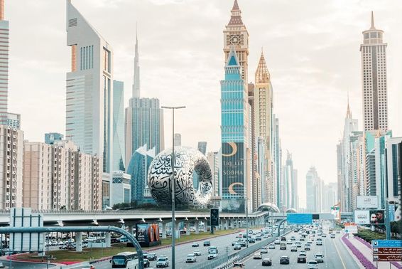Future Múzeum magasodó felhőkarcolói és modern építészete szegélyezi a Sheikh Zayed utat.