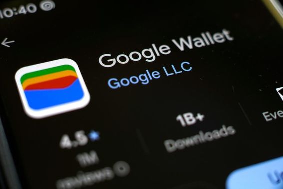 Wallet alkalmazás az App Storeban a telefon képernyőjén.