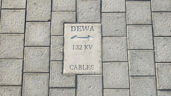 Dubai Villamosenergia és Vízügyi Hatóság kábelekre figyelmeztető táblája.