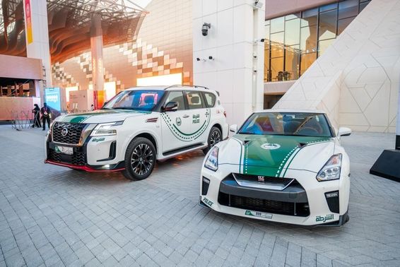 Dubai rendőrautók kiállítva az Expo2020-on.