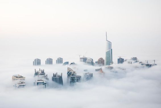 Amikor a hideg sivatagi levegő találkozik a meleg óceáni levegővel a tél elején, Dubaiban.