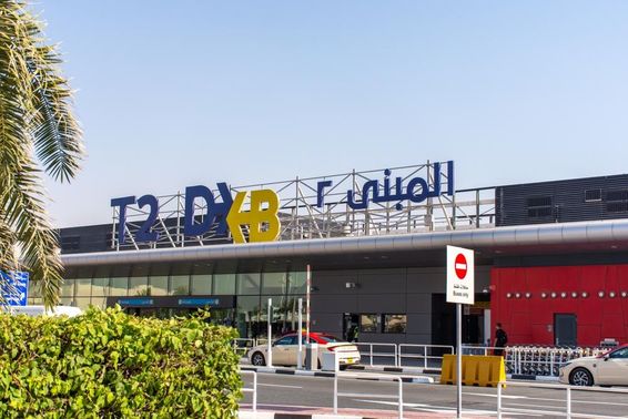 Bejárat a Dubai repülőtér 2-es termináljának épületébe.