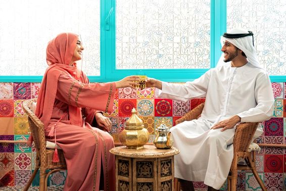 Fiatal emirátusi pár időt tölt egy arab hagyományos kávézóban. 