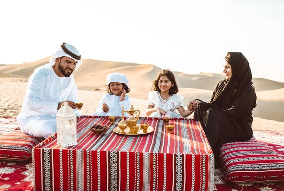 Arab család hétvégét tölt a sivatagban, Dubaiban.