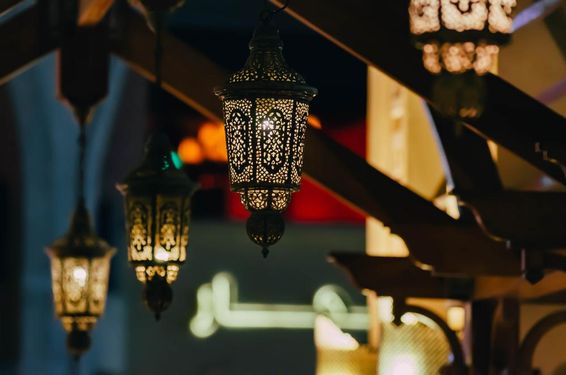 Arab utcai lámpások világítanak Dubai éjszakai városában.
