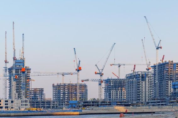 Ingatlan építés Dubai Creek Harbor, daruk, tornyok fejlesztés alatt.