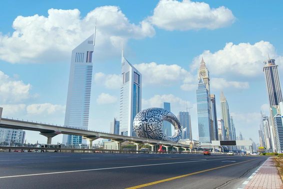 Dubai jövő Múzeum a Sheikh Zayed útról.