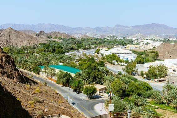 Gyönyörű kilátás nyílik a Hatta gátra vagy a Tóra és a Hajar hegyre a Dubaji Emirátusban.