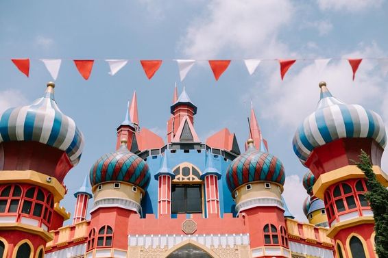 Disneyland ikonikus szerkezeteire, meseszerű tornyokkal.