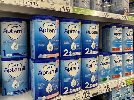 Aptamil tejpor egy szupermarket polcain.