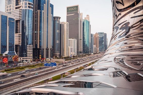 Museum of the Future és Sheikh Zayed Avenue.