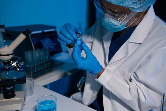 Laboratóriumban kutatók DNS kutatásban és egészségtudományban kutatnak.