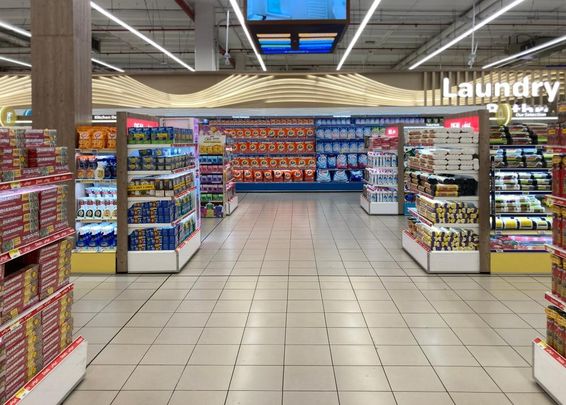 Mosodai és háztartási cikkek szektora egy szupermarketben.