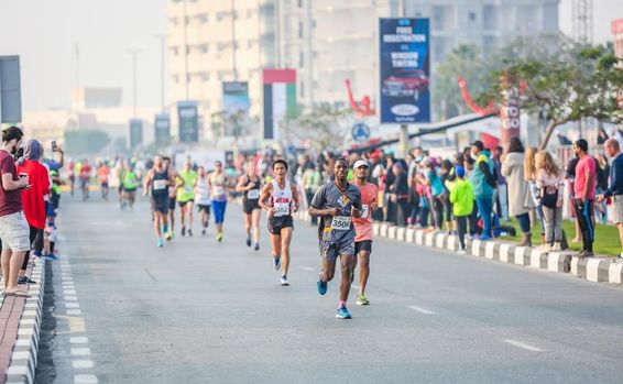 Futók és maratoni győztesek Dubaiban.