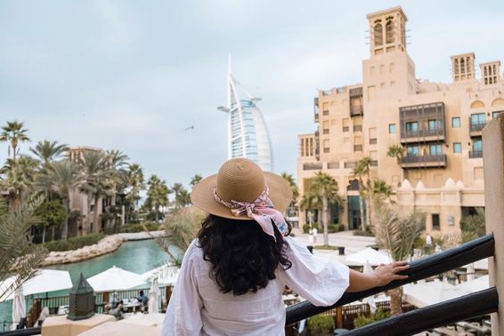 Festői kilátás a Burj Al Arabra női turistákkal.