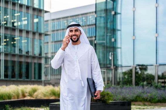 Arab muszlim üzletember sétált a dubai üzleti központban.
