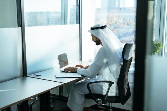 Egy férfi dolgozik dubai üzleti irodájában. 