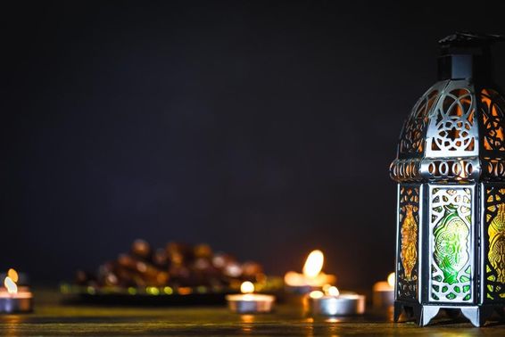 Ramadán gyertya naplemente égbolton.