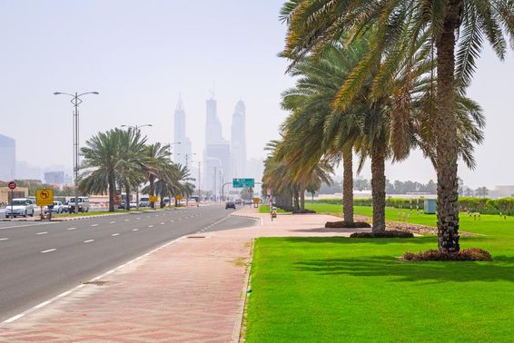 Dubai utcái a Jumeirah Beachen.